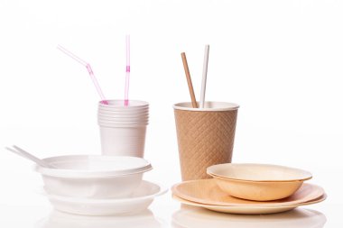 Plastik vs çevre dostu araç yeniden kullanılabilir masa yazılımı beyaz arkaplanda izole edildi