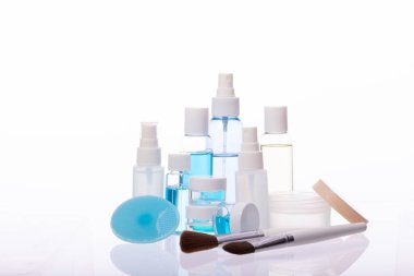 Beyaz arka planda izole edilmiş doğal kozmetik ürünler. Cilt bakım rutini