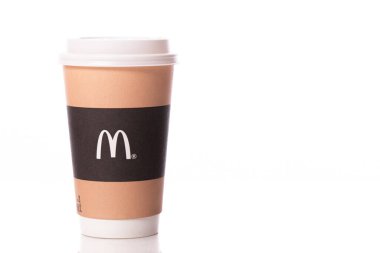 Moskova Rusya - Temmuz 12020: McDonalds logolu tek kullanımlık kağıt kahve