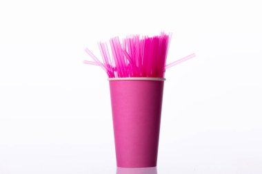 Kağıt bardakta pembe plastik pipetler, izole edilmiş beyaz arka plan. Kızlar partisi.