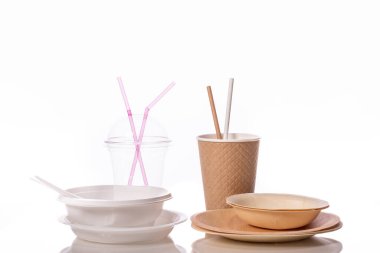 Kontrastlı plastik ve biyolojik olarak ayrıştırılabilir tek kullanımlık sofra takımı beyaz üzerine izole edildi