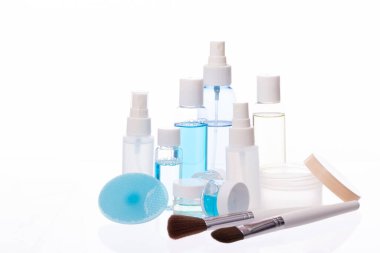 Farklı kozmetik şişeleri, kavanozlar dolusu sıvılar, beyaz arka planda izole edilmiş araçlar.