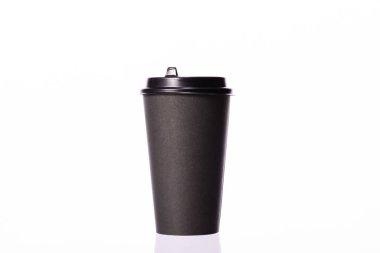 Siyah, tek kullanımlık, plastik kapaklı, beyaz kahve bardağı.