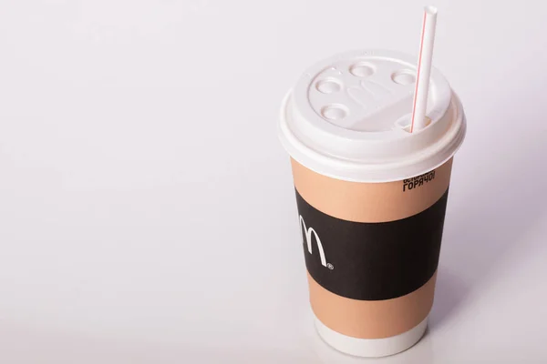 Nueva York, Estados Unidos - 25 de agosto de 2020: La taza McDonalds para el café sobre fondo blanco — Foto de Stock