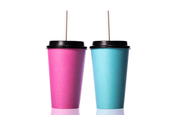 Blauw en roze meeneem papieren koffiekopjes met plastic doppen en papieren rietjes — Stockfoto