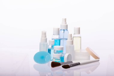 Beyaz arka planda izole edilmiş kozmetik ürünleri ve araçlar. Cilt bakım rutini