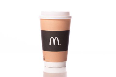 NY, ABD - 25 Ağustos 2020: Tek kullanımlık kağıt McDonalds bardağı beyaz arka planda