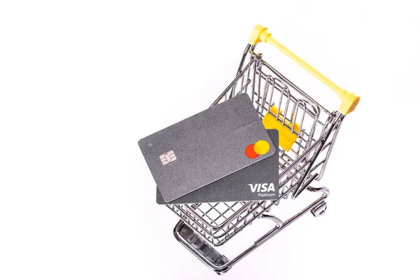 NY, USA - 25 de agosto de 2020: Tarjetas de crédito Visa y Mastercard en camión comercial —  Fotos de Stock