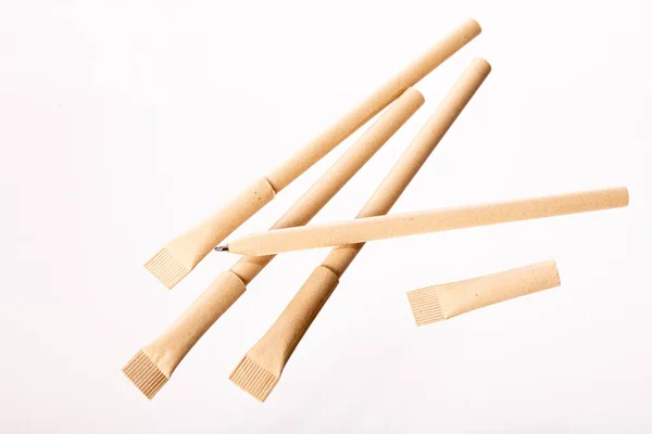 Újrahasználható környezetbarát kézműves papír tollak elszigetelt fehér alapon. Írás — Stock Fotó