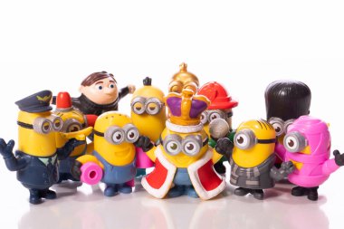 LA, ABD - 17 Ağustos 2020: Minion McDonalds Mutlu Yemek Oyuncakları, beyaz arka plan