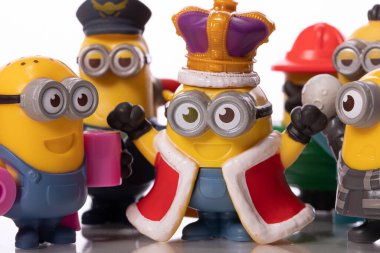 LA, ABD - 17 Ağustos 2020: Minion McDonalds Mutlu Yemek Oyuncakları, beyaz arka plan