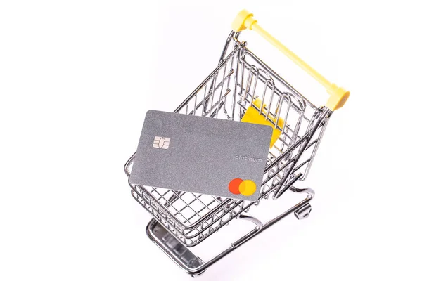 St. Louis, MO - Sep 1, 2020: platinum MasterCard on supermarket cart — 图库照片
