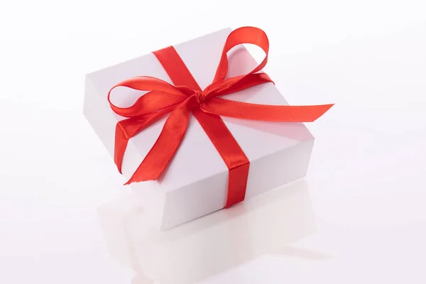 Caixa de presente branca bonita com arco vermelho isolado no fundo branco. Dia dos namorados — Fotografia de Stock