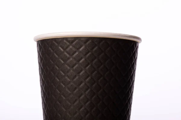 Una taza desechable de papel biodegradable negro para llevar de cerca. — Foto de Stock