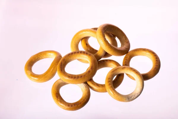 Traditionele Russische koekjes kleine ronde bagels geïsoleerd op witte achtergrond — Stockfoto
