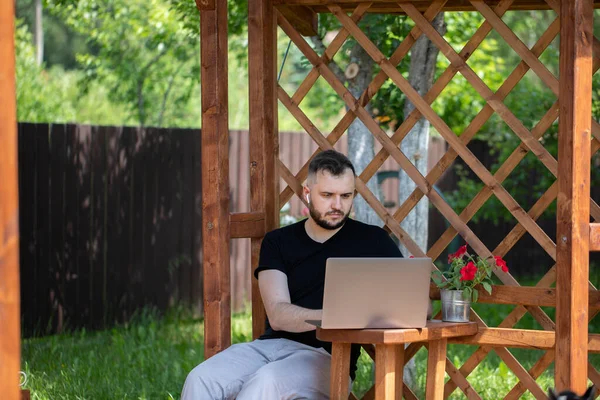Joven y atractivo freelancer masculino usando laptop,, concepto de estilo de vida moderno — Foto de Stock