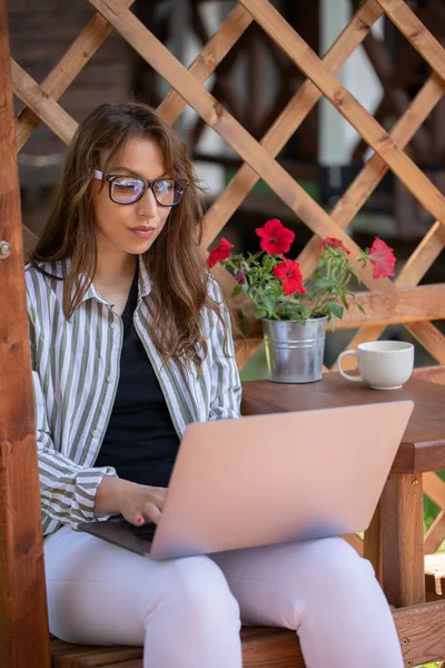 Mujer inteligente confiada navegando por la red, freelancer femenino usando el ordenador portátil — Foto de Stock