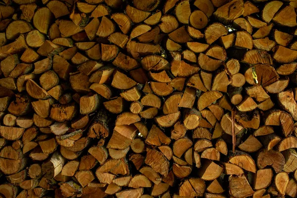 Textura de troncos apilados, fondo natural. leña picada —  Fotos de Stock