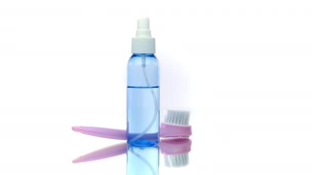 Cepillo de pelo de cerdas suaves y desinfectante personal 360 giran en la mesa de vidrio — Vídeos de Stock