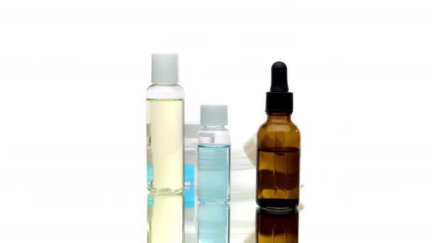 Set de botellas y frascos con cosméticos, geles, productos de higiene personal giratorios — Vídeos de Stock