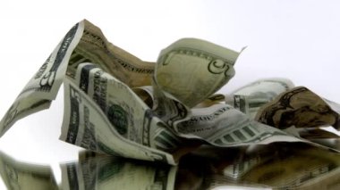 Buruşmuş Amerikan doları banknotları izole beyaz arka planda dönüyor.