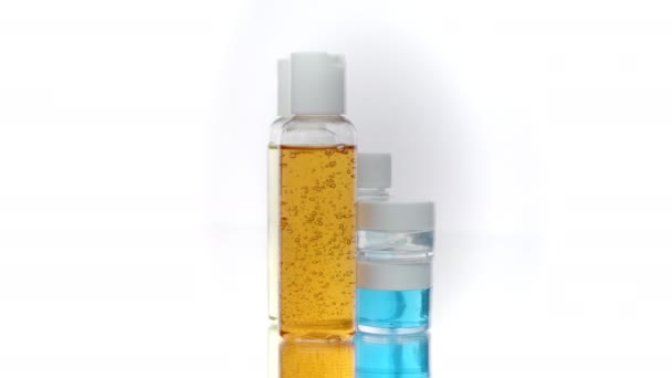 Butelki i słoiki z kosmetykami, bąbelki powietrza brązowy żel produkty higieny osobistej — Wideo stockowe