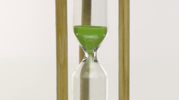 Hourglass αντίστροφη μέτρηση απομονώνονται σε λευκό φόντο. Πράσινη άμμος που πέφτει, ο χρόνος τελειώνει — Αρχείο Βίντεο