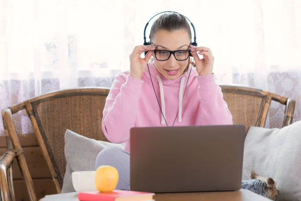 Creativo joven freelancer en auriculares hacer videollamada en el portátil hablar por webcam — Foto de Stock