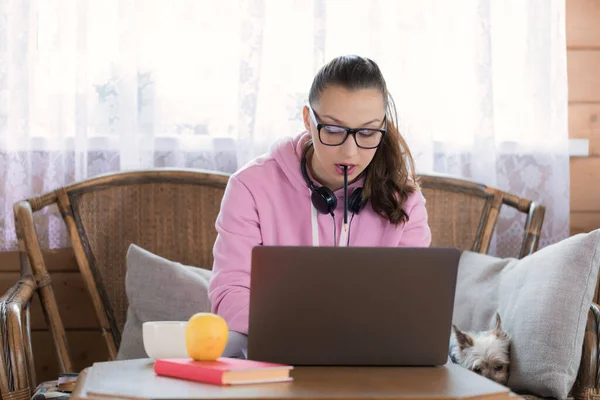 Mujer joven inteligente estudio en línea con el profesor, aprender el idioma, escribir notas — Foto de Stock