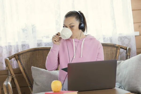 Joven mujer de negocios en auriculares viendo webinar distancia, trabajando en el ordenador portátil — Foto de Stock