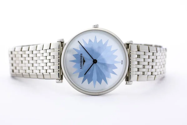Paris, Frankreich 01.10.2020 - Longines Armbanduhr - berühmte Schweizer Luxusuhr — Stockfoto