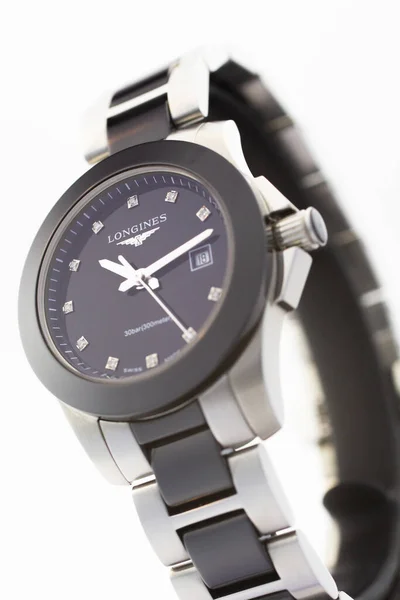 Paryż, Francja 01.10.2020 - zegarek na rękę Longines - słynny luksusowy szwajcarski zegarek — Zdjęcie stockowe