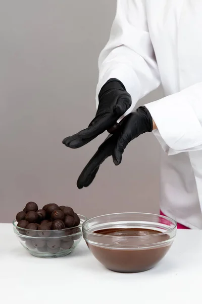 Close-up Chocolatier rollt Trüffelbonbons zwischen Handflächen, die runde Form bilden — Stockfoto