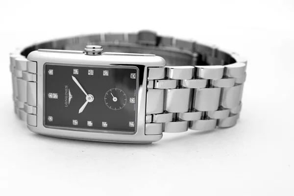 Rom, Italien 01.10.2020 - Longines Armbanduhr. berühmte Schweizer Uhrenmarke — Stockfoto