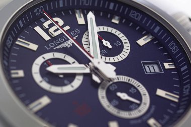 Paris, Fransa 01.10.2020 - Longines kol saati İsviçre yapımı saat üretimi
