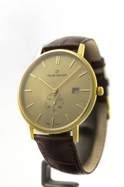 Geneve, Szwajcaria 01.10.2020 - Claude Bernard szwajcarski zegarek złoty PVD — Zdjęcie stockowe