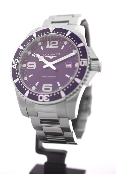 Рим, Италия 01.10.2020 - Longines wrist watch. знаменитый швейцарский часовой бренд — стоковое фото