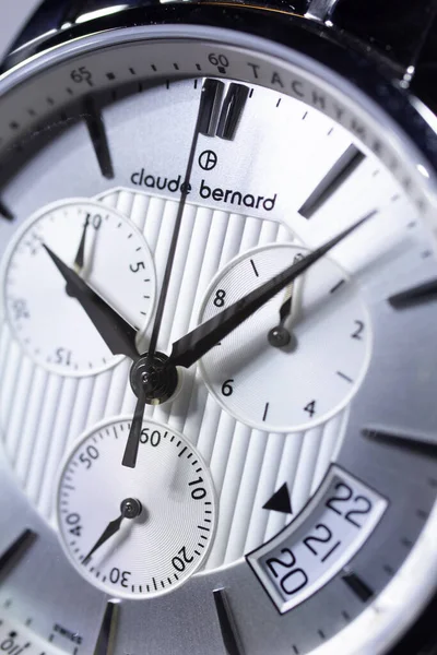 Geneve, Schweiz 01.10.2020 - Claude Bernard swiss gjorde klockan på nära håll — Stockfoto