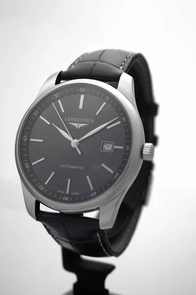 Geneve, Švýcarsko 01.10.2020 - Dlouhé náramkové hodinky. luxusní hodinářská společnost — Stock fotografie