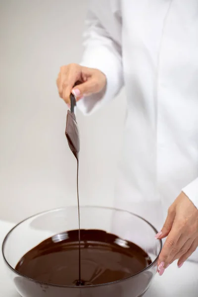 설탕을 넣지 않고 진한 녹으로 녹인 초콜릿을 붓는 모습 — 스톡 사진