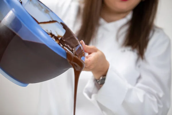 Nahaufnahme Chocolatier Gießen aus Schüssel dunkel geschmolzene handgefertigte Schokolade — Stockfoto