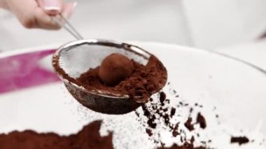 Premium el yapımı şekerlemeler yavaş çekimde üretiliyor.