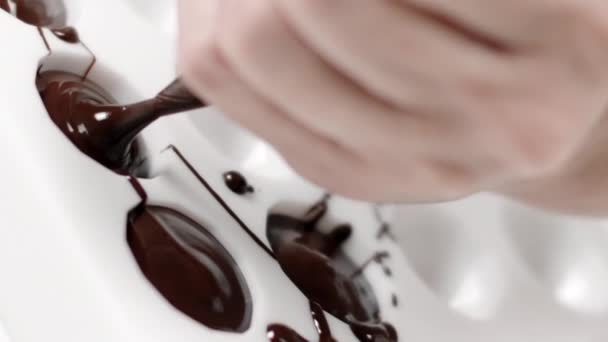 Closeup confeiteiro preencher o molde de confeitaria com chocolate quente, câmera lenta — Vídeo de Stock