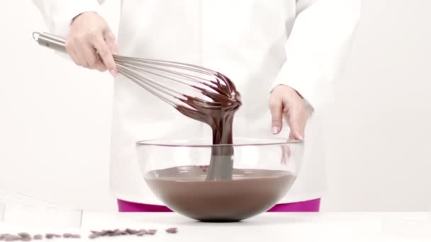 Chocolatero toma batidor de chocolate derretido. corrientes de chocolate flujo lento mo — Vídeos de Stock