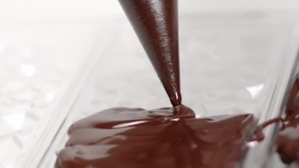 Közelkép öntés étcsokoládé bar alakú tervezett penész, lassított felvétel — Stock videók