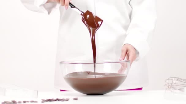 Chef mistura chocolate derretido com espátula e verifica sua fluidez slow mo — Vídeo de Stock