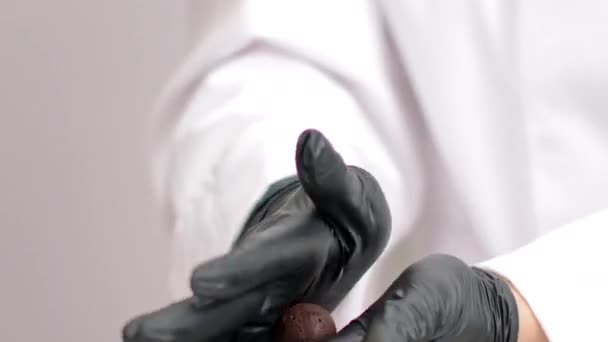 손바닥 사이의 압연 송로 캔디둥근 모양, 느린 움직임을 형성 — 비디오