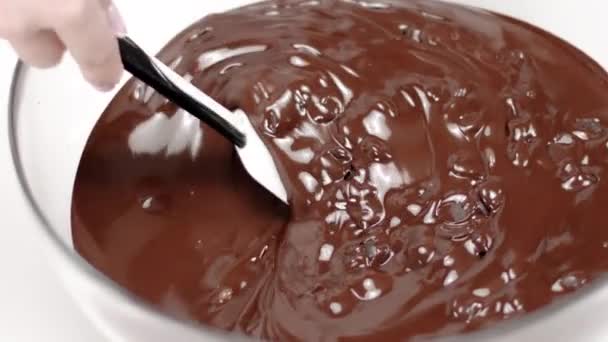 Chef fond callets de couverture au chocolat noir dans un bol en verre lent mo fermer — Video