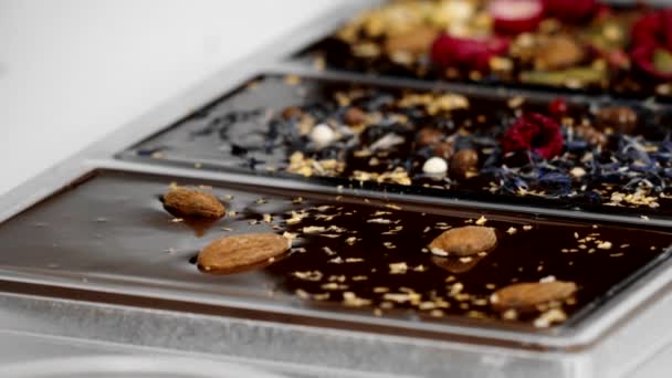 チョコレート料理の芸術性の高さ。アーモンドは溶かしたチョコレートに落ちる遅いモ — ストック動画