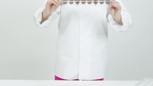 制作手工制作的巧克力糖果，滴下的衣服 — 图库视频影像